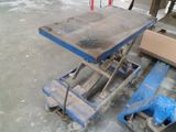 une image d'une table sur un chariot dans un entrepôt