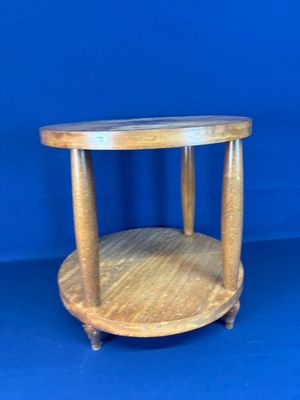 une image représentant une table en bois sur fond bleu