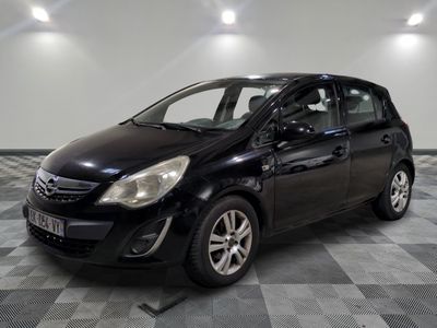 la photo d'une voiture noire garée dans un garage