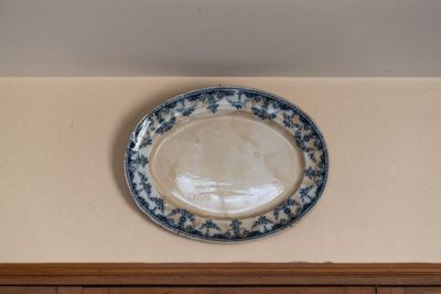 T. Rathbone & Co. Plat en faïence émaillée blanche et bleue.…