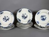 six assiettes en porcelaine bleues et blanches ornées de fleurs bleues