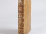 un petit livre posé sur une table