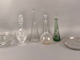 un grand nombre d'objets en verre posés sur une table