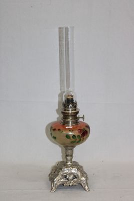une petite lampe posée sur une table