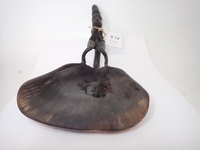 Une large cuillère en corne anthropomorphe surmontée d'un pe…