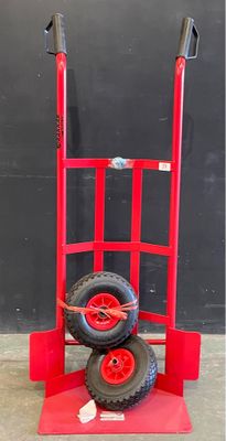 un diable rouge équipé de deux roues