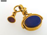 une photo d'une paire de boucles d'oreilles en or et en lapis-lazuli