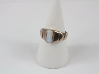 un gros plan d'une bague posée sur un cône blanc