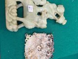 deux morceaux de jade sur un fond vert