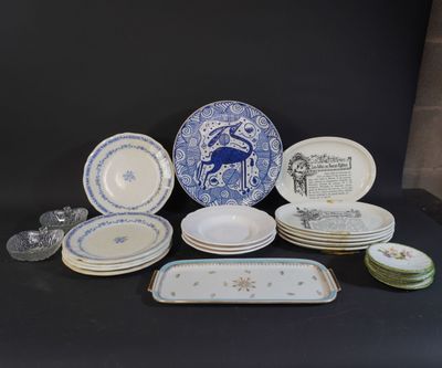 beaucoup d'assiettes et de bols posés sur une table