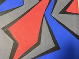 une photo d'une œuvre d'art posée sur une table