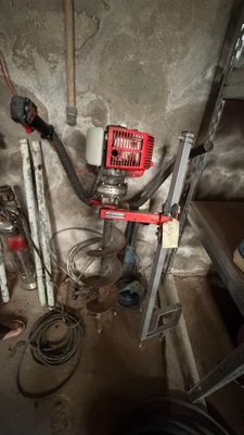 une photo d'un homme travaillant sur une machine dans un sous-sol