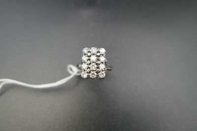 gros plan d'une bague en diamant sur une surface noire
