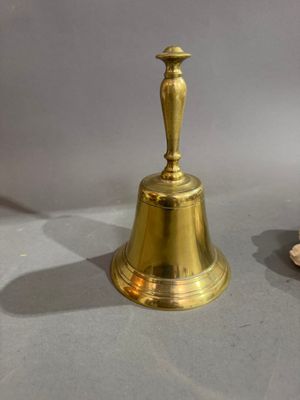 paire de clochettes anciennes en laiton ornées d'un oiseau au sommet