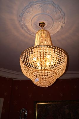 un lustre suspendu au plafond d'une pièce