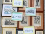 de nombreuses photos encadrées posées les unes à côté des autres sur le sol