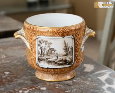 une tasse décorée d'un dessin, posée sur une table