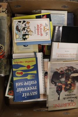 une boîte pleine de livres posée sur une table