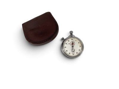 une montre de poche posée à côté d'un portefeuille sur une surface blanche