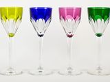 plusieurs verres à vin de couleurs différentes sont alignés