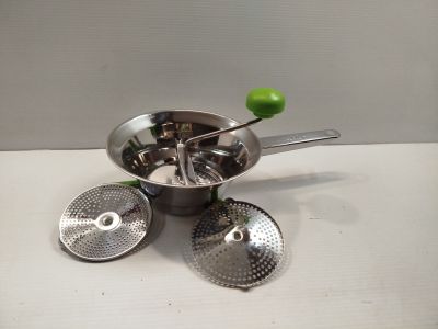 un petit pot en métal contenant une pomme verte