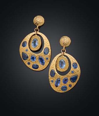 une paire de boucles d'oreilles en or et pierres bleues