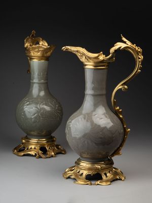 paire de vases anciens avec des anses dorées sur fond gris