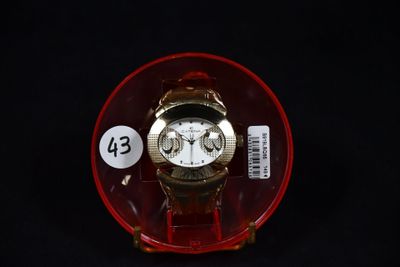 une montre dans un écrin rouge sur fond noir