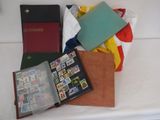 de nombreux timbres de toutes sortes rangés dans un classeur posé sur une table