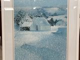 tableau représentant une ferme sous la neige, avec une grange en arrière-plan