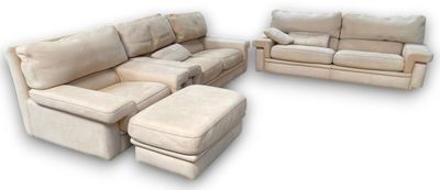 Ensemble en cuir beige comprenant deux canapés droits (1 deu…