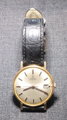 une image montrant un gros plan d'une montre-bracelet posée sur un tissu