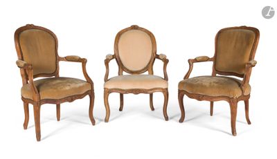 trois chaises anciennes avec des accoudoirs rembourrés et une assise rembourrée de couleur beige