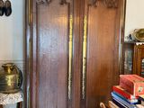 une armoire en bois dans le coin d'une pièce