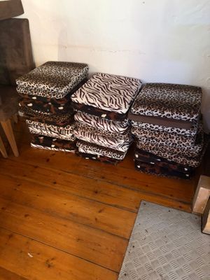 de nombreuses valises alignées par terre