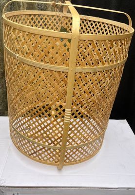 un panier posé sur une table