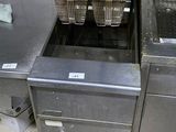 deux friteuses au milieu d'une cuisine