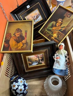 une boîte remplie de photos et une statue représentant une femme