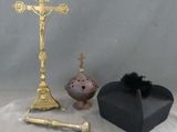 une croix, un crucifix, une boîte et une plume posés sur une table