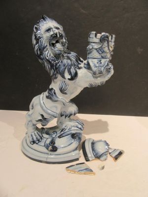 une figurine de lion posée sur une table