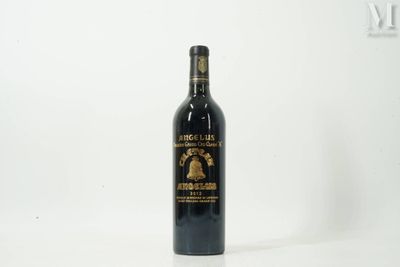 une bouteille de vin posée sur une table