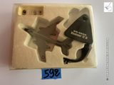 une maquette d'avion dans une boîte, avec une étiquette de prix