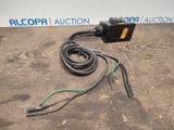 un gros plan sur un cordon noir et vert relié à un appareil électrique