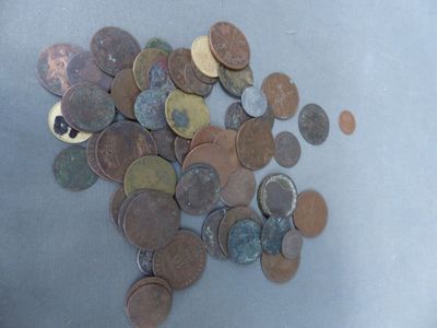 beaucoup de pièces qui sont sur la table