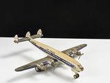 une vieille maquette d'avion posée sur une table blanche