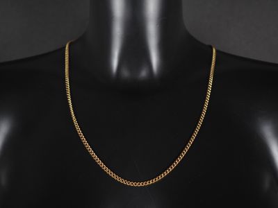 un collier à chaîne en or sur un mannequin mannequin mannequin mannequin mannequin mannequin mannequin mannequin mannequin mannequin