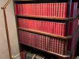 une étagère avec de nombreux livres