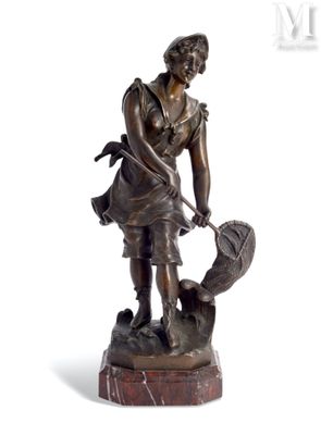 statue en bronze représentant une femme accompagnée d'un chien, posée sur un socle en marbre