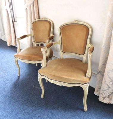 deux chaises assises l'une à côté de l'autre dans une pièce