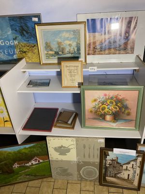 de nombreux tableaux sur les étagères de la pièce